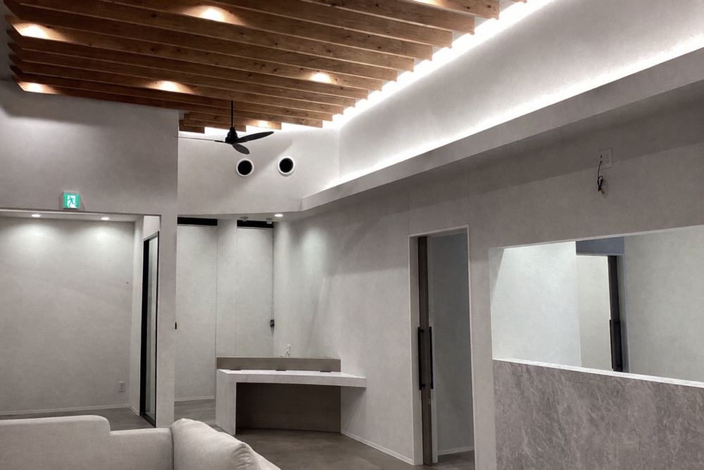 【施工事例紹介】美しいアーチ壁の正体。デザインと機能を両立させる「中身」の話